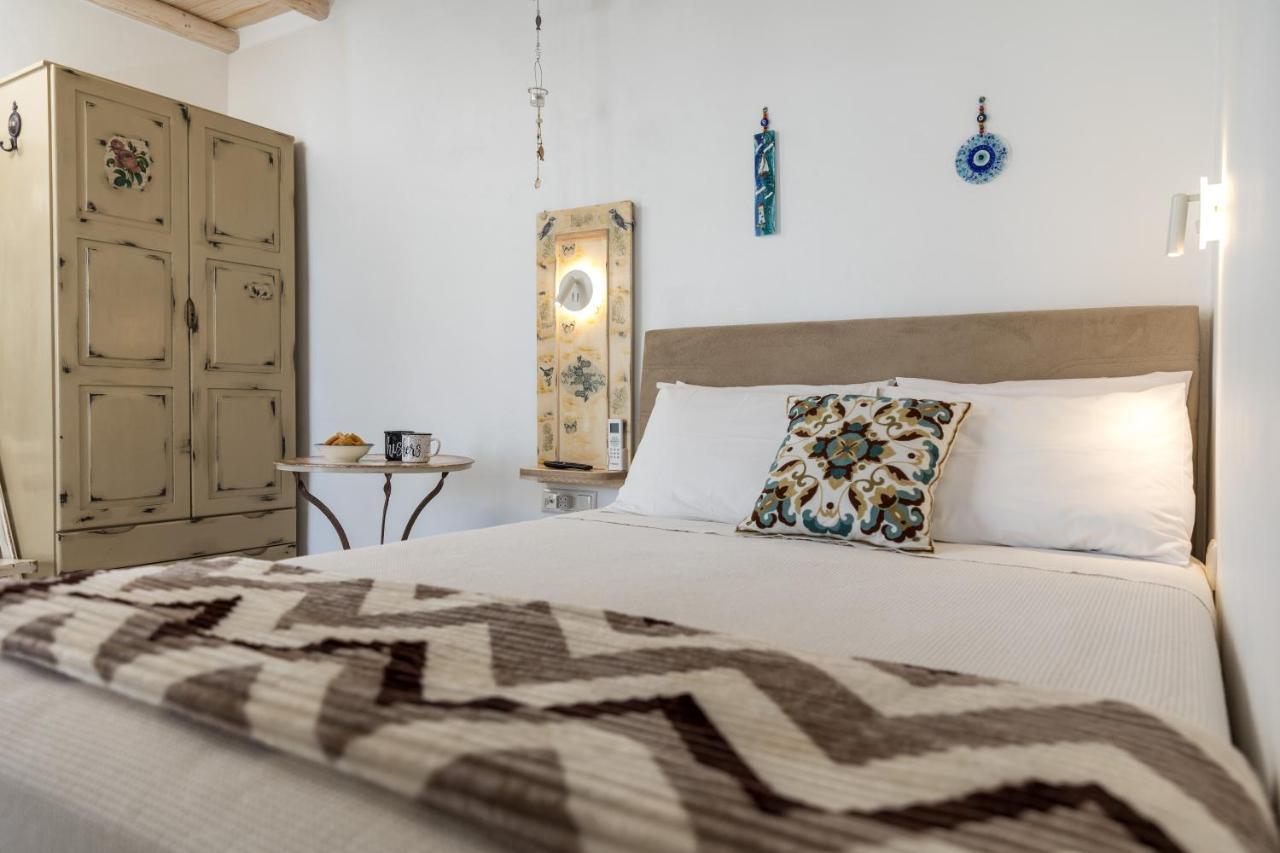 Elizabeth's Small * Naxos City